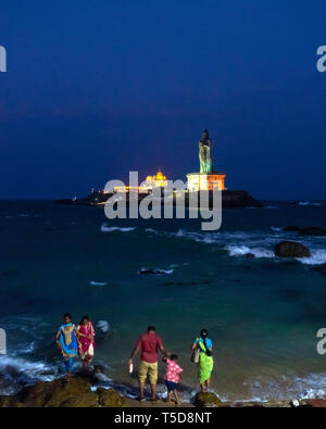 Vertikale Ansicht des Vivekananda Rock Memorial und Thiruvalluvar Statue bei Nacht in Kanyakumari, Indien beleuchtet. Stockfoto