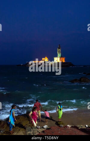 Vertikale Ansicht des Vivekananda Rock Memorial und Thiruvalluvar Statue bei Nacht in Kanyakumari, Indien beleuchtet. Stockfoto