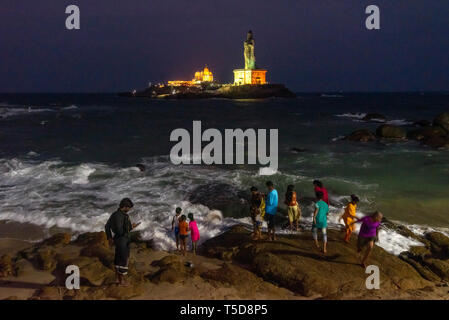 Horizontale Ansicht des Vivekananda Rock Memorial und Thiruvalluvar Statue bei Nacht in Kanyakumari, Indien beleuchtet. Stockfoto