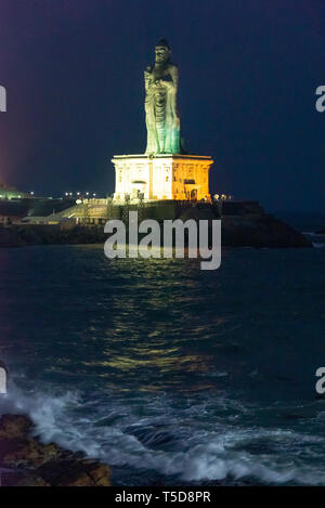 Vertikale Ansicht des Thiruvalluvar Statue bei Nacht in Kanyakumari, Indien beleuchtet. Stockfoto