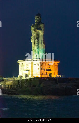 Vertikale Ansicht des Thiruvalluvar Statue bei Nacht in Kanyakumari, Indien beleuchtet. Stockfoto