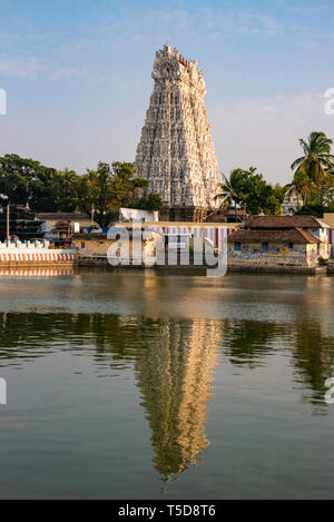 Vertikale Ansicht des Thanumalayan Tempel in Kanyakumari, Indien. Stockfoto