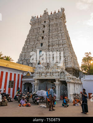 Vertikale Ansicht des Thanumalayan Tempel in Kanyakumari, Indien. Stockfoto