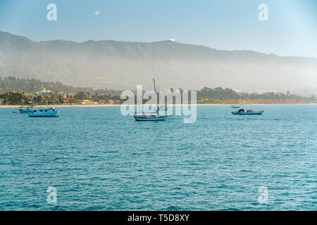 Nebeliger Morgen in Santa Barbara. Ruhigen Pazifik, Boote, Strand und Bergen auf einen Horizont Stockfoto