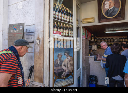 Eine berühmte Ginjinha bar auf Sao Domingos Square in Lissabon Baixa, Portugal Stockfoto