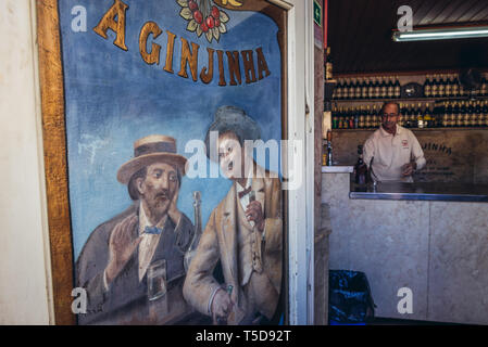 Eine berühmte Ginjinha bar auf Sao Domingos Square in Lissabon Baixa, Portugal Stockfoto