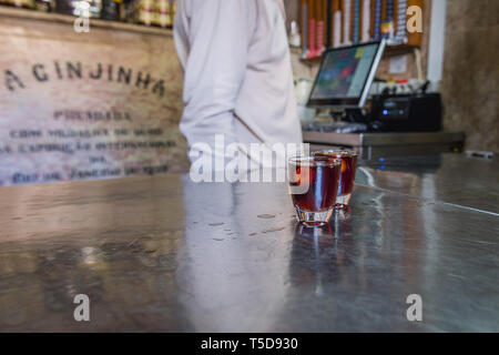 Eine berühmte Ginjinha bar auf Sao Domingos Square in Lissabon Baixa, Portugal Stockfoto