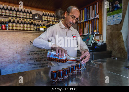 Eine berühmte Ginjinha bar auf Sao Domingos Square in Lissabon Baixa, Portugal Stockfoto