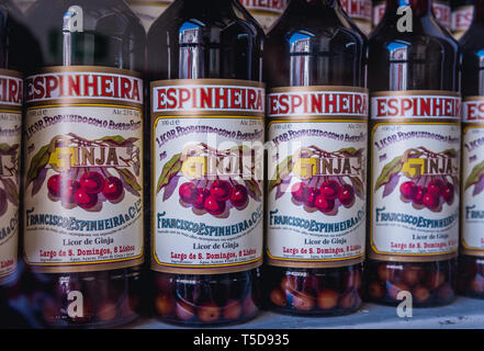 Flaschen ginjinha in berühmten A Ginjinha bar auf Sao Domingos Square in Lissabon Baixa, Portugal Stockfoto