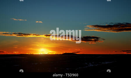 Fiery orange Beim cumulus Sonnenuntergang Wolken über Himmel in einem wunderschönen Sonnenuntergang Stockfoto