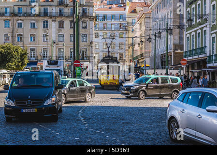 Linie 25 Straßenbahn am Praça da Figueira - Platz der Feigenbaum in Baixa von Lissabon, Portugal Stockfoto