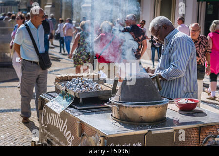 Mann verkauft Geröstete chestnust auf der Rua Augusta Fußgängerzone in Baixa von Lissabon, Portugal Stockfoto