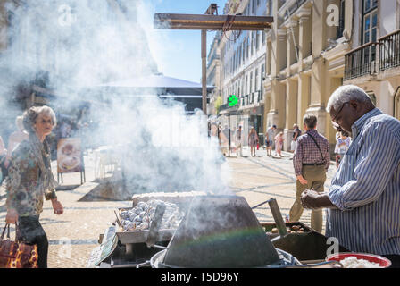 Mann verkauft Geröstete chestnust auf der Rua Augusta Fußgängerzone in Baixa von Lissabon, Portugal Stockfoto