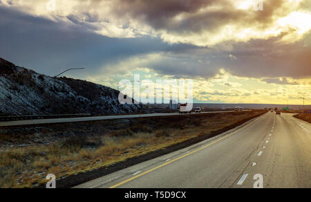 New York Blick Panoramablick auf einem Highway führt von durch die Bürste und Tafelberge des hohen Wüste. Stockfoto