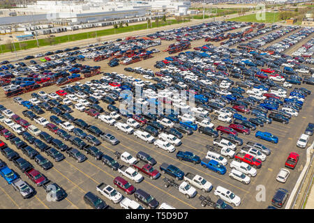 Detroit, Michigan - Lkw und Autos von Fiat Chrysler warten auf Transport zum Händler bei gebaut Cassens's Transport Connor Hof. Der Hof ist neben F Stockfoto