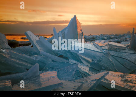 Große Eisbrocken sehen wie große Stück Glas frozen Lake Superior, Duluth, Minnesota. Stockfoto