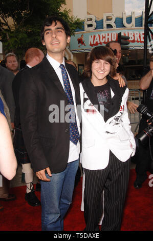 LOS ANGELES, Ca. 17. Juli 2006: Schauspieler Mitchel Musso (rechts) und Regisseur Gil Kenan am Los Angeles Premiere ihres neuen Films 'Monster House'. © 2006 Paul Smith/Featureflash Stockfoto