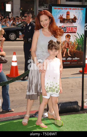 LOS ANGELES, Ca. 23. Juli 2006: Schauspielerin AMY YASBECK & Tochter am Los Angeles Premiere von "The Ant Bully." © 2006 Paul Smith/Featureflash Stockfoto