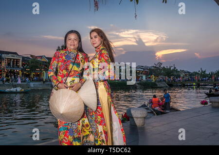 Hoi An, Vietnam - 21. Februar 2019: Koreanische Frauen, Touristen in Hoi An, Vietnam tragen traditionelle vietnamesische Kleidung und konischen Hüten Stockfoto