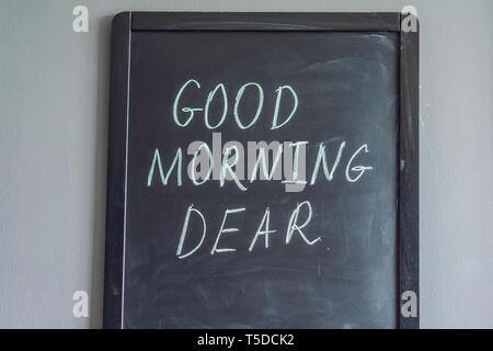 Guten Morgen liebe - Beschriftung mit Kreide auf einer Tafel Stockfoto