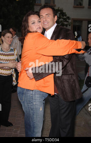 LOS ANGELES, Ca. 25. August 2006: Schauspieler Julian McMAHON mit komikerin Rosie O'Donnell an der Jahreszeit vier Premiere Screening für seine TV-Serie "Nip/Tuck" bei Paramount Studios, Hollywood. © 2006 Paul Smith/Featureflash Stockfoto