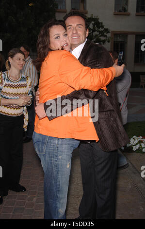 LOS ANGELES, Ca. 25. August 2006: Schauspieler Julian McMAHON mit komikerin Rosie O'Donnell an der Jahreszeit vier Premiere Screening für seine TV-Serie "Nip/Tuck" bei Paramount Studios, Hollywood. © 2006 Paul Smith/Featureflash Stockfoto