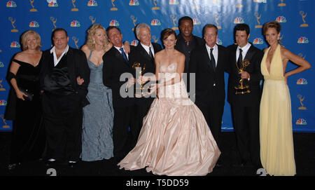 LOS ANGELES, Ca. 27. August 2006: Sterne des '24': Kiefer Sutherland, Mary Lynn Rajskub, Kim Raver, JEAN SMART, LOUIS LOMBARDI, GREGORY ITZIN, James Morrison, Roger R. KREUZ & CARLOS BERNARD, JAYNE ATKINSON in der Primetime Emmy Awards 2006 im Shrine Auditorium, Los Angeles. © 2006 Paul Smith/Featureflash Stockfoto