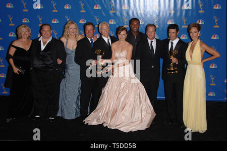 LOS ANGELES, Ca. 27. August 2006: Sterne des '24': Kiefer Sutherland, Mary Lynn Rajskub, Kim Raver, JEAN SMART, LOUIS LOMBARDI, GREGORY ITZIN, James Morrison, Roger R. KREUZ & CARLOS BERNARD, JAYNE ATKINSON in der Primetime Emmy Awards 2006 im Shrine Auditorium, Los Angeles. © 2006 Paul Smith/Featureflash Stockfoto