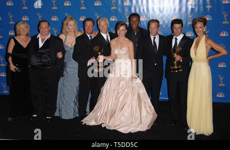 LOS ANGELES, Ca. 27. August 2006: Sterne des '24': Kiefer Sutherland, Mary Lynn Rajskub, Kim Raver, JEAN SMART, LOUIS LOMBARDI, GREGORY ITZIN, James Morrison, Roger R. KREUZ & CARLOS BERNARD, JAYNE ATKINSON in der Primetime Emmy Awards 2006 im Shrine Auditorium, Los Angeles. © 2006 Paul Smith/Featureflash Stockfoto