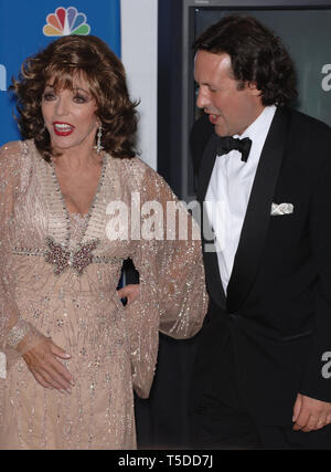 LOS ANGELES, Ca. 27. August 2006: Schauspielerin Joan Collins & Ehemann Percy Gibson in der Primetime Emmy Awards 2006 im Shrine Auditorium, Los Angeles. © 2006 Paul Smith/Featureflash Stockfoto