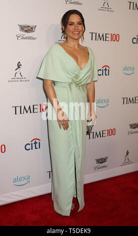 April 24, 2019 - New York City, New York, USA - Schauspielerin Sophia Bush besucht die Anreise für die 2019 mal 100 Gala im Time Warner Center statt. (Bild: © Nancy Kaszerman/ZUMA Draht) Stockfoto