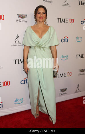 April 24, 2019 - New York City, New York, USA - Schauspielerin Sophia Bush besucht die Anreise für die 2019 mal 100 Gala im Time Warner Center statt. (Bild: © Nancy Kaszerman/ZUMA Draht) Stockfoto