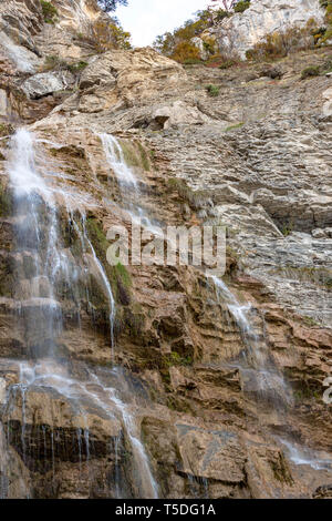 Wunderschöne Aussicht auf uchan-su Wasserfall, der von der Hohen Rock Mountain Ah-Petri in Krim, Russland in der Nähe von Jalta fällt. Stockfoto