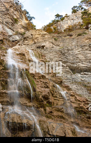 Wunderschöne Aussicht auf uchan-su Wasserfall, der von der Hohen Rock Mountain Ah-Petri in Krim, Russland in der Nähe von Jalta fällt. Stockfoto