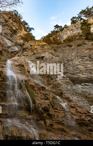 Wunderschöne Aussicht auf uchan-su Wasserfall, der von der Hohen Rock Mountain Ah-Petri in Krim, Russland in der Nähe von Jalta fällt. Stockfoto