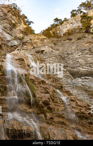 Wunderschöne Aussicht auf uchan-su Wasserfall, der von der Hohen Rock Mountain Ah-Petri in Krim, Russland in der Nähe von Jalta fällt. Stockfoto