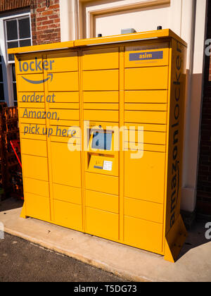 Amazon Schließfach Self-Service-Paketdienst, Co-Op Store, Reading, Berkshire, England, UK, GB. Stockfoto