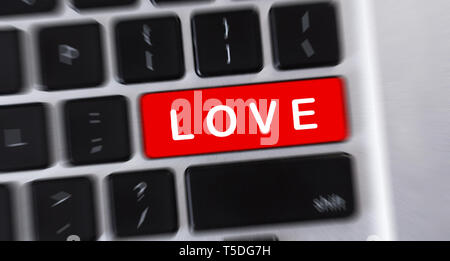 Liebe Text auf rote Taste der PC-Tastatur Stockfoto