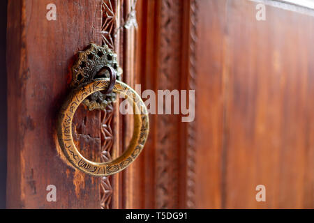 Nahaufnahme von einer alten osmanischen Tür Stockfoto