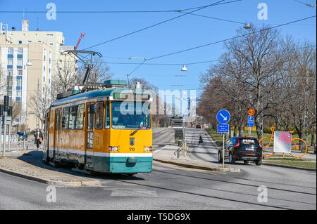 Straßenbahn auf der südlichen Promenade im Frühjahr in Norrköping. Die gelbe Straßenbahnen sind ikonisch für Norrköping. Stockfoto