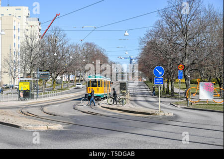 Straßenbahn auf der südlichen Promenade im Frühjahr in Norrköping. Die gelbe Straßenbahnen sind ikonisch für Norrköping. Stockfoto