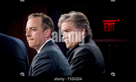 Präsident und White House Chief Strategist Steve Bannon und Stabschef im Weißen Haus Reince Priebus Gespräch an das zuständige CPAC, konservative politische Aktion Konferenz. Stockfoto