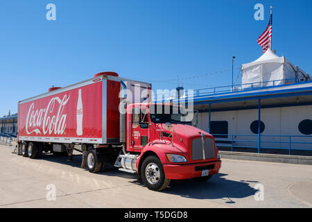 Coca-Cola truck Castaways Bar in North Avenue Beach, Chicago, USA entladen Stockfoto