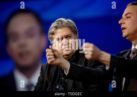 Präsident und White House Chief Strategist Steve Bannon und Stabschef im Weißen Haus Reince Priebus Gespräch an das zuständige CPAC, konservative politische Aktion Konferenz. Stockfoto