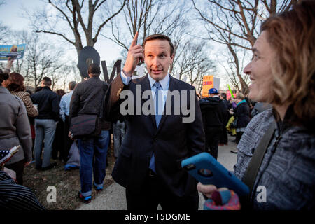 Senator Chris Murphy (D-CT) sammen Med demonstranter utenfor Kongressen der senatorene debatterer hvorvidt Betsy DeVos utdanningsminister godkjennes som kan. Stockfoto