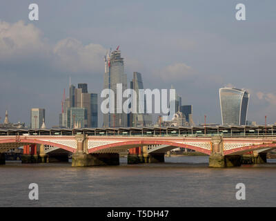 Skyline von London von der South Bank der skyscapers und Blackfriars Bridge über die Themse, London, Vereinigtes Königreich Stockfoto