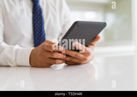 Nahaufnahme des mittleren Alters mit Tablet Mann Stockfoto