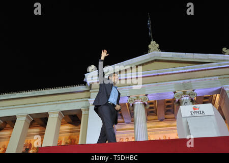 Athen, Griechenland. 25. Jan 2015. Alexis Tsipras Wellen an Fans feiern den Wahlsieg von SYRIZA in Athen, Griechenland. Credit: Nicolas Koutsokostas/Alamy Stock Foto. Stockfoto