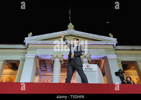 Athen, Griechenland. 25. Jan 2015. Alexis Tsipras Wellen an Fans feiern den Wahlsieg von SYRIZA in Athen, Griechenland. Credit: Nicolas Koutsokostas/Alamy Stock Foto. Stockfoto