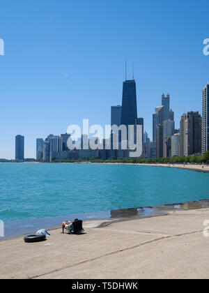Genießen Sie ein herrlich blauer Himmel Sonnen am Michigan See in Chicago, USA Stockfoto